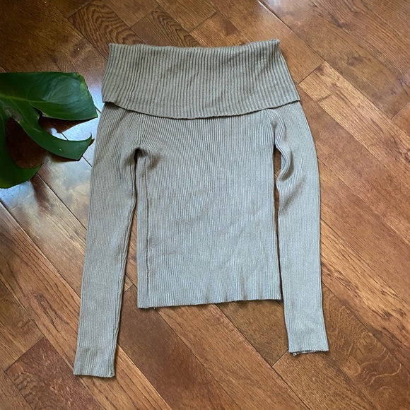 💗SOLD💗Off the shoulder sweater tank - Picture 2 of 3